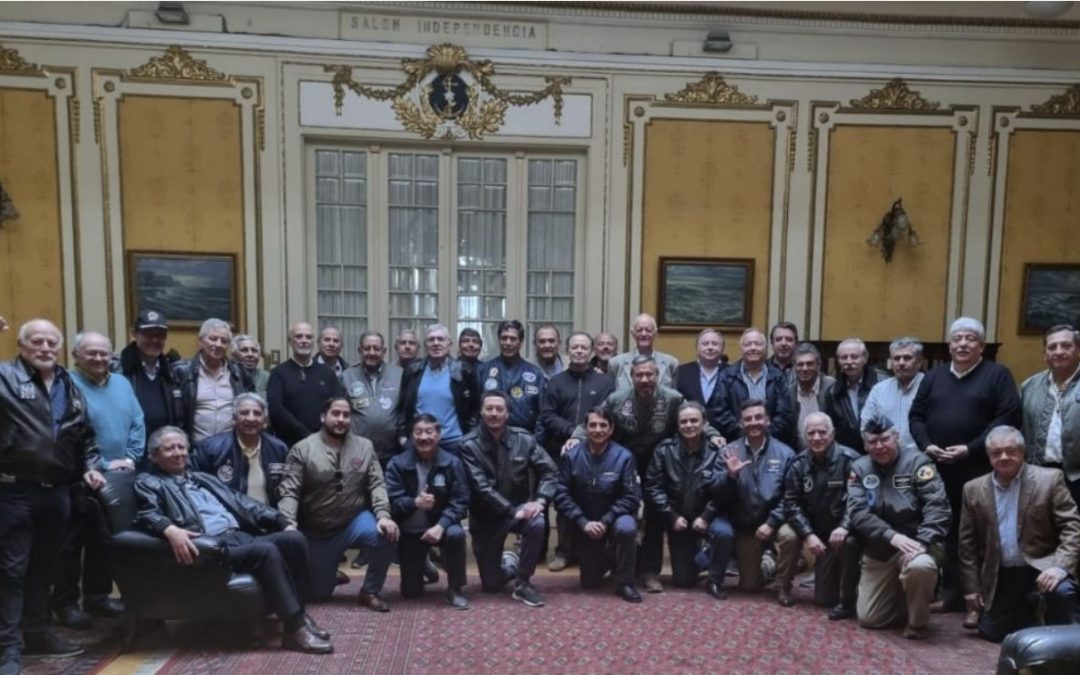 PRESENTES EN EL ALMUERZO MENSUAL DEL GRUPO “AVIADORES EN EL CLUB NAVAL”